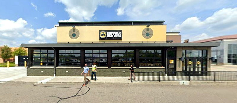 Hooters - Novi - 44375 W 12 Mile  (newer photo)